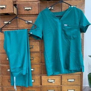 Figs Hunter Green scrub set small